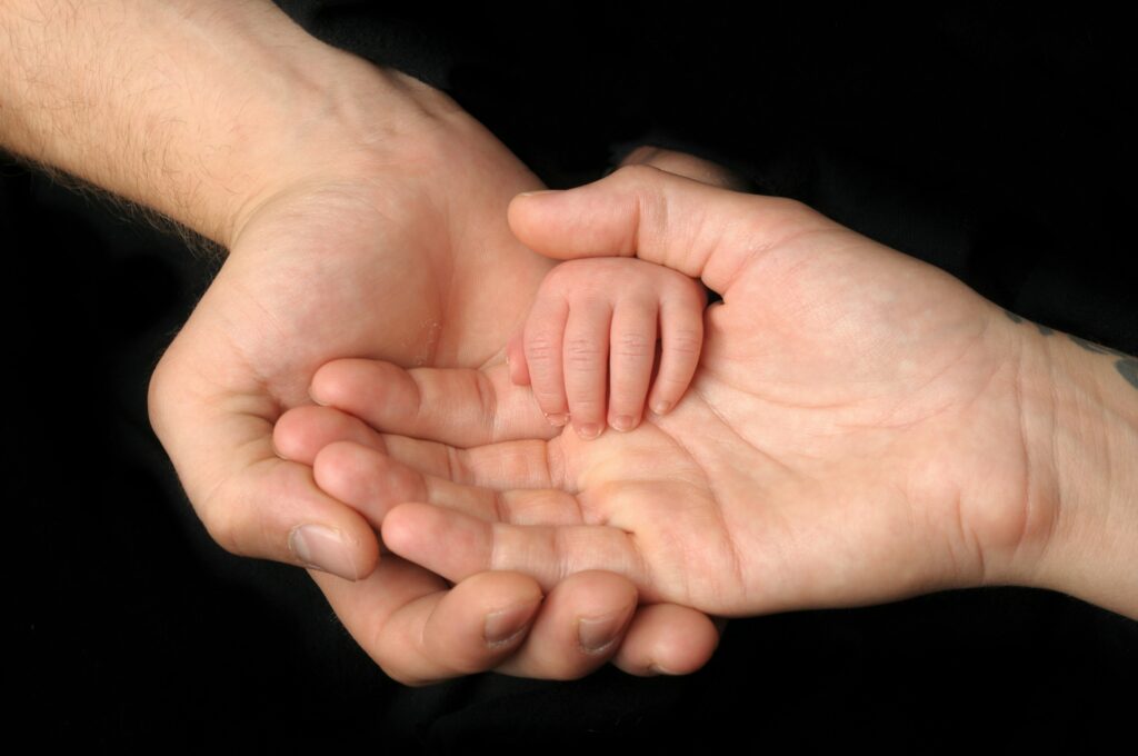Massage peau à peau professionnel pour renforcer le lien parent-bébé