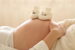 Massage prénatal au deuxième trimestre avec coussins de confort.